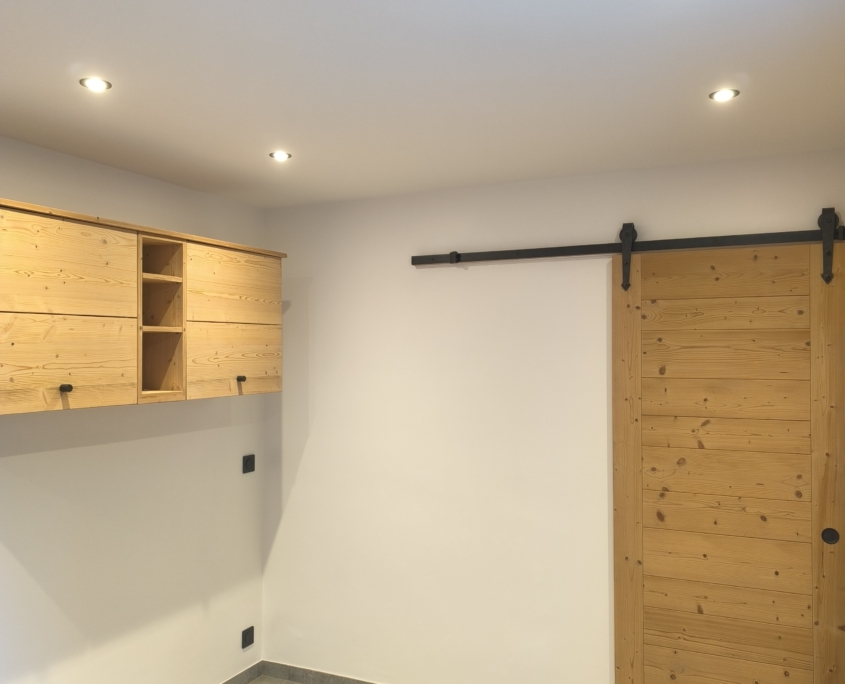 Solutions professionnelles de pose et réparation de plâtre, plaques de plâtre et faux plafonds pour maisons, appartements et chalets en Haute‑Savoie par Valentina Deco.