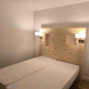 Travail à Megève. Chambre et salle de bain