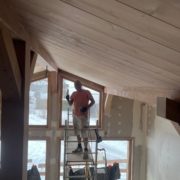 Nous avons rénové un grand chalet aux plafonds en bois tachés.