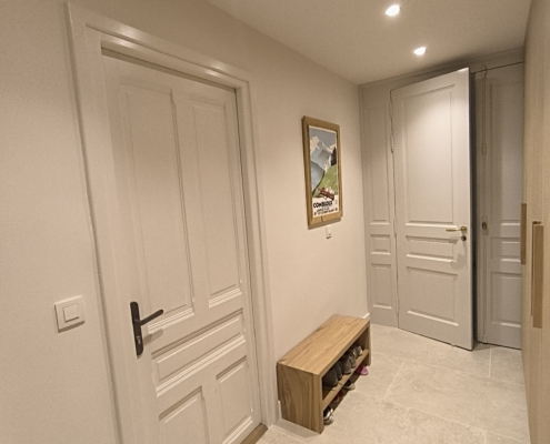 Experts en peinture intérieure, extérieure et décoration sur mesure en Haute-Savoie. Finitions professionnelles et durables pour maisons et commerces.